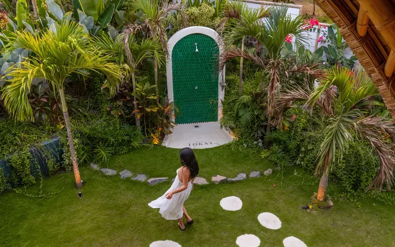 Villa Tokay - The Leaf - Outdoor Shower and Woman